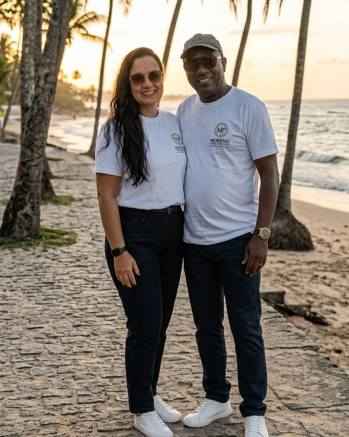 Equipe da Moreno Turismo com a camiseta da empresa, em uma praia da Bahia ao entardecer